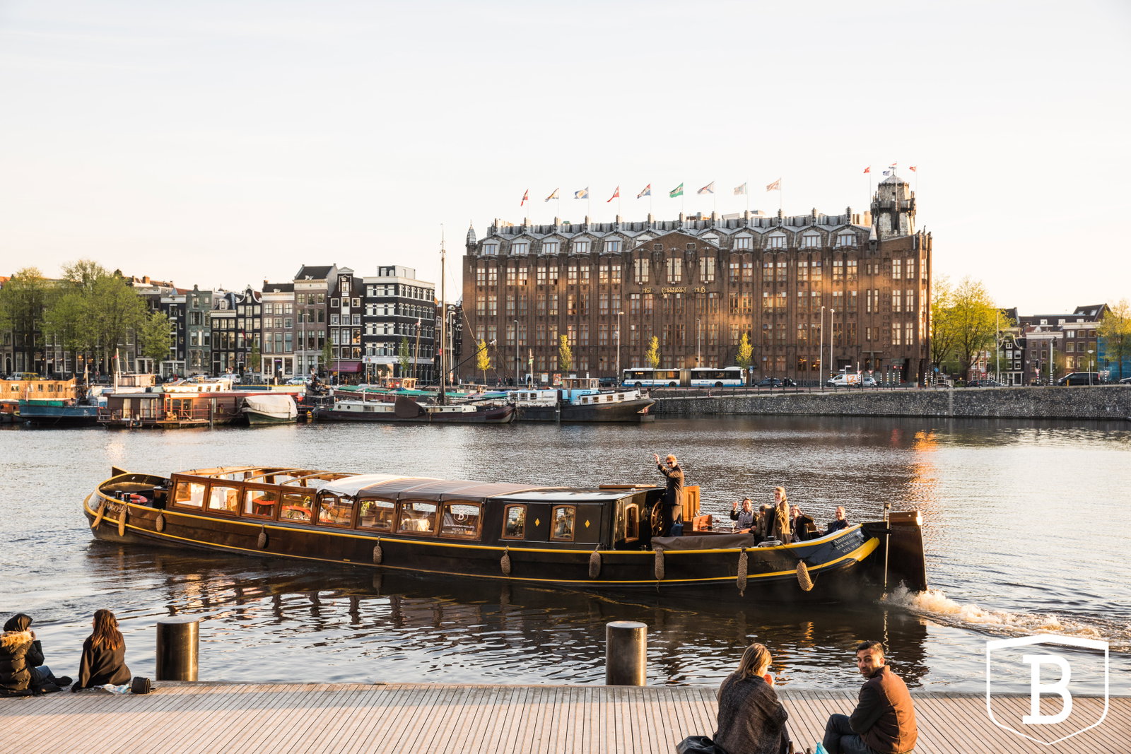 Relatieborrel op een boot tijdens Amsterdam Light Festival