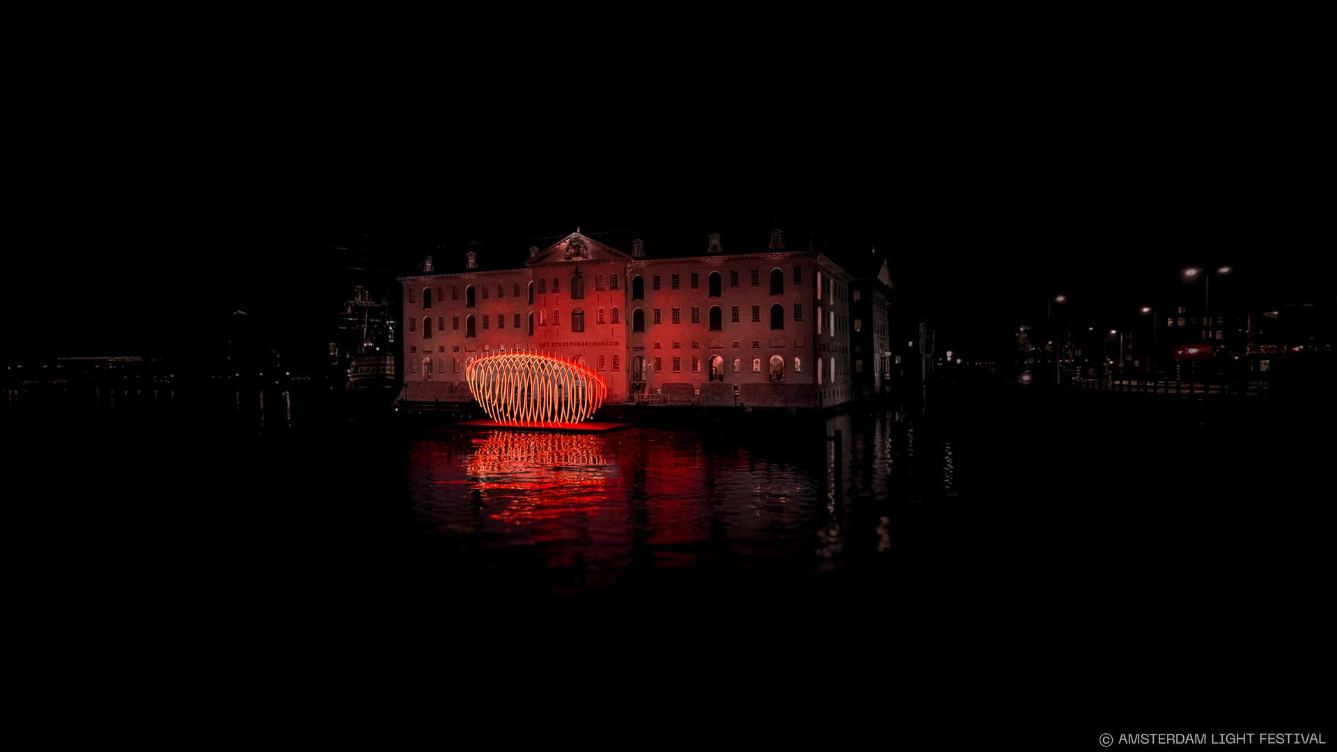 Lichtkunstwerk Whale Fall bij Het Scheepvaartmuseum tijdens het Amsterdam Light Festival