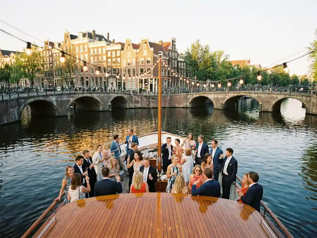 Hoeveel personen passen er bij een zomerborrel op een boot in Amsterdam?
